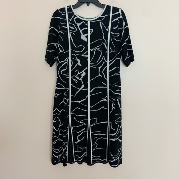 NWT New Ming Wang Black and White Abstract Print Pleated Soft Knit Dress Size S - Picture 2 of 5